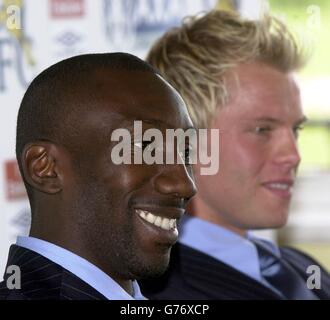 L'équipe de grève de Chelsea, composée de Jimmy Floyd Hasselbaink (à gauche) et d'Eidur Gudjohnsen, parle lors d'une conférence de presse au terrain d'entraînement de Chelsea, à Londres. Chelsea joue à Arsenal lors de la finale de la coupe AXA FA au Millennium Stadium, Cardiff, pays de Galles. Banque D'Images