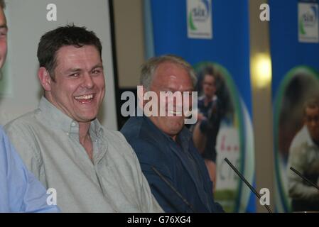 Lloyds TSB Rugby Club Tour : son quiz Lloyds TSB à la maison de Harlequins The Stoop, Twickenham. Tony Copsey et Jeff Probyn (à droite) répondent aux questions de l'équipe Allstar lors du quiz sur les célébrités. Cet événement fait partie du soutien continu du rugby de club par Lloyds TSB. Banque D'Images