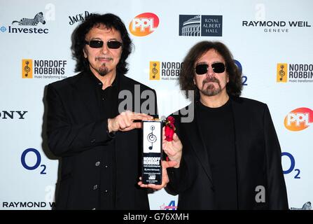 Tony Iommi et Geezer Butler de Black Sabbath avec leurs Ambassadeurs de Rock Award aux prix O2 Silver Clef Awards à l'hôtel Hilton, Londres. Banque D'Images