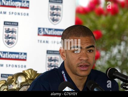 Kieron Dyer, star de Newcastle United et d'Angleterre, parle à la presse à Jeju en Corée du Sud. L'équipe d'Angleterre s'est envolée en Corée du Sud avant la campagne de la coupe du monde qui commence contre la Suède le 2 juin. Banque D'Images