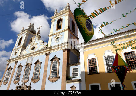 rio dos Pretos à Salvador l'église notre-Dame du Rosaire dans le centre historique de Salvador avec drapeaux de la coupe du monde du Brésil en vue sur la place Pelourinho Banque D'Images