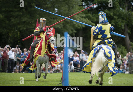 Les Chevaliers à cheval participent à un tournoi de joutes médiéval annuel dans une tentative d'être couronné champion au palais de Linlithgow, à Linlithgow, Lothian occidental, en Écosse. Banque D'Images