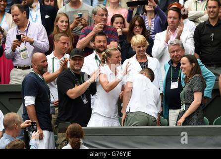 Petra Kvitova, de la République tchèque, célèbre dans la boîte des joueurs avec son équipe d'entraînement après avoir remporté la finale des célibataires des dames contre Eugénie Bouchard, du Canada, au cours du treize jour des championnats de Wimbledon au All England Lawn tennis and Croquet Club, Wimbledon. Banque D'Images