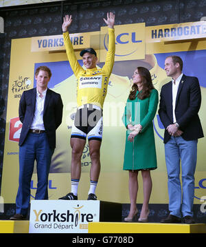 Le prince Harry et le duc et la duchesse de Cambridge posent avec le vainqueur du maillot jaune général du chef de course Marcel Kittel d'Allemagne et le Team Giant-Shimano après qu'il a remporté la première étape et a remporté le titre de leader sur la course du Tour de France à Harrogate. Banque D'Images