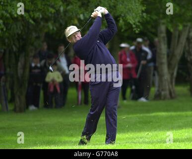 Colin Montgomerie, en Écosse, joue son deuxième tir de l'ébauche sur le 17e trou, lors de la première partie du championnat Volvo PGA au Wentworth Club, à Virginai Water, Surrey. Banque D'Images