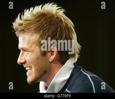 Le capitaine d'Angleterre David Beckham lors d'une conférence de presse à Awaji, au Japon, suite à la victoire de son équipe sur le Danemark en 3-0 dans leur deuxième partie de la coupe du monde. L'Angleterre jouera la Belgique ou le Brésil dans les quarts de finale. Banque D'Images