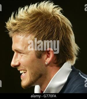 Le capitaine d'Angleterre David Beckham lors d'une conférence de presse à Awaji, au Japon, suite à la victoire de son équipe sur le Danemark en 3-0 dans leur deuxième partie de la coupe du monde. L'Angleterre jouera la Belgique ou le Brésil dans les quarts de finale. Banque D'Images