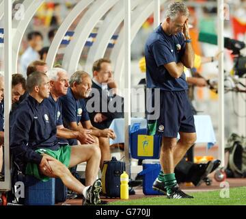 Le directeur de la République d'Irlande Mick McCarthy (à droite) et le banc réagissent lors de la fusillade de pénalité après leur tirage au sort de 1-1 lors de la deuxième manche de la coupe du monde entre l'Espagne et la République d'Irlande à Suwon, en Corée du Sud. Banque D'Images