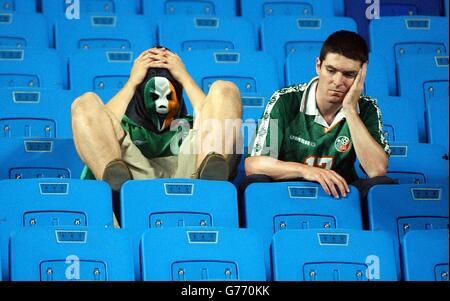 Deux partisans irlandais mécontents sont assis dans les tribunes après la fusillade de de pénalité qui a suivi leur tirage au sort de 1-1 lors du deuxième tour de la coupe du monde entre l'Espagne et la République d'Irlande à Suwon, en Corée du Sud. L'Espagne a remporté la fusillade 3-2. Banque D'Images