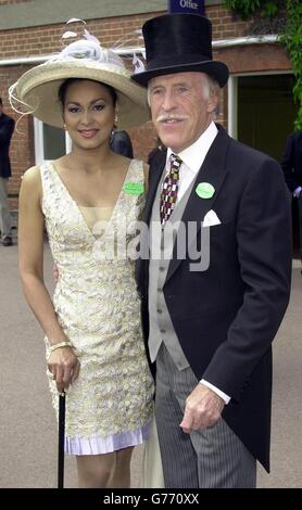 Bruce Forsyth, la star de la télévision, et son épouse Wilnelia arrivent à Ascot le troisième jour de la rencontre royale. Banque D'Images