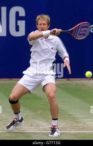 Jonas Bjorkman, suédois, conduit un avant-main pendant le match de demi-finale retardé de pluie avec Greg Rusedski en Grande-Bretagne dans le Samsung Open à Nottingham. Banque D'Images