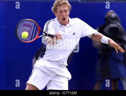 Jonas Bjorkman en Suède joue un front gagnant dans la finale de l'Open Samsung contre Wayne Arthurs en Australie à Nottingham. Banque D'Images