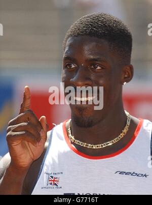 Dwain Chambers de Grande-Bretagne après avoir remporté le 100m à la coupe d'Europe Athlétisme à Annecy, France.24/07/02 : Paula Radcliffe et Dwain Chambers.Radcliffe et Chambers ont été nommés capitaines de l'équipe de Norwich Union Grande-Bretagne et Irlande du Nord pour les championnats d'Europe du mois prochain qui auront lieu à Munich du 6 au 11 août.Chambers a déclaré : « J'ai apprécié d'être le capitaine de l'équipe masculine de Norwich Union GB à la coupe d'Europe à Annecy et j'espère pouvoir montrer l'exemple à Munich ».Radcliffe a dit: «Je suis ravi d'être invité à être le capitaine d'équipe des femmes de Norwich Union GB et, comme Banque D'Images