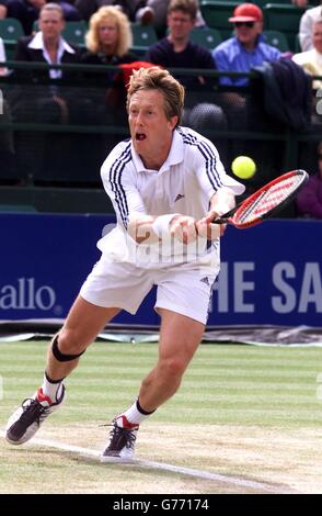 Samsung Open Bjorkman.Jonas Bjorkman, suédois, joue son revers à double main dans la finale du Samsung Open contre Wayne Arthurs, australien à Nottingham. Banque D'Images