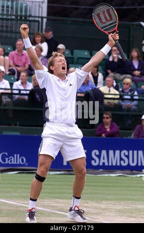 Jonas Bjorkman, suédois, célèbre la victoire de la finale du Samsung Open, qui bat Wayne Arthurs, australien, 6-2 6-7, 6-2 à Nottingham. Banque D'Images