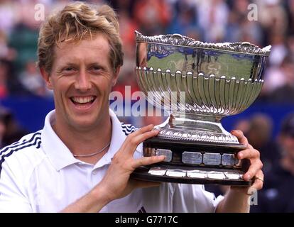 Jonas Bjorkman, suédois, remporte le trophée après avoir remporté la finale de l'Open de Samsung en battant Wayne Arthurs, australien, 6-2 6-7, 6-2 à Nottingham. Banque D'Images