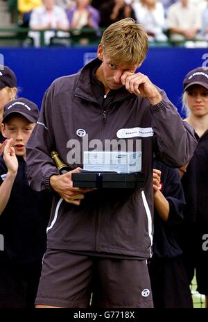 Wayne Arthurs d'Australie semble abattu après avoir perdu contre Jonas Bjorkman en Suède lors du match final du Samsung Open, à Nottingham. Bjorkman défait Arthurs 6-2, 6-7, 6-2. Banque D'Images