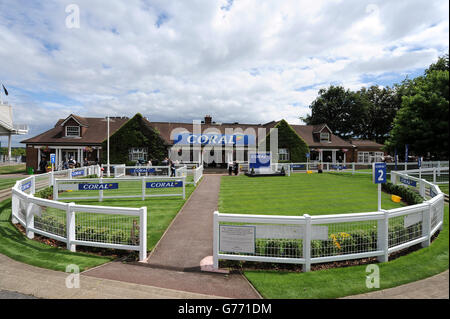 Courses hippiques - Coral-Eclipse Raceday - Sandown Park. Panneau corail au parc Sandown Banque D'Images