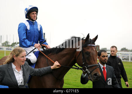 Courses hippiques - Coral-Eclipse Raceday - Sandown Park. Mukhadram et Paul Hanagan avant l'éclipse de corail Banque D'Images