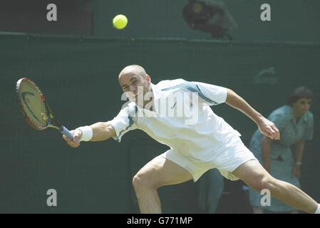 , PAS D'UTILISATION COMMERCIALE : le joueur américain de tennis André Agassi en action contre Harel Levy d'Israël sur le Centre court à Wimbledon, le premier jour des Championnats. Banque D'Images