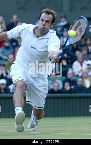 POUR , PAS D'UTILISATION COMMERCIALE. Greg Rusedski, de Grande-Bretagne, en action contre Xavier Malisse, de Belgique, lors du quatrième tour sur le Centre court à Wimbledon. Banque D'Images