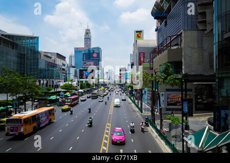 Route très fréquentée dans le quartier de Pratunam de Bangkok -journée Banque D'Images