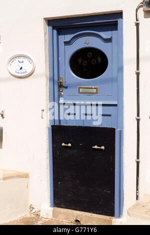 Royaume-uni, Angleterre, dans le Yorkshire, Staithes, Côté Nord, Cowbar Lane, Cottage de carénage, marée haute protection sur porte avant Banque D'Images