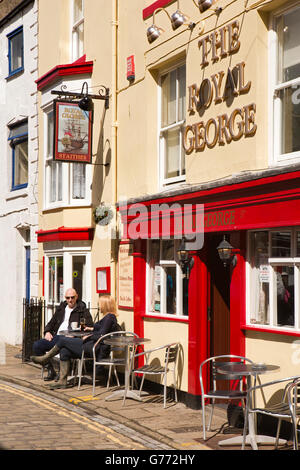 Royaume-uni, Angleterre, dans le Yorkshire, Staithes, High Street, les clients de l'extérieur du Soleil Royal pub George Banque D'Images