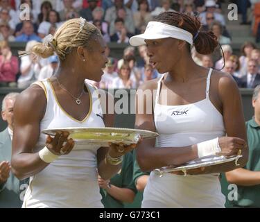 , PAS D'UTILISATION COMMERCIALE. Serena Williams (à gauche) des États-Unis détient son trophée après avoir battu sa sœur venus (à droite) lors de la finale des célibataires des dames à Wimbledon. C'est la première fois en 118 ans que les sœurs se rencontrent en finale à Wimbledon. * Serena triompha dans les ensembles droits 7:6/6:3. Banque D'Images