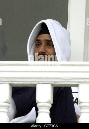 Harbhajan Singh, en Inde, considère que la pluie retarde le deuxième jour du deuxième test NPower entre l'Angleterre et l'Inde à Trent Bridge, à Nottingham. Banque D'Images