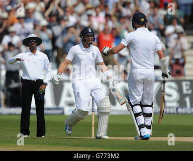 Joe Root (au centre) célèbre avec James Anderson après avoir atteint un siècle contre l'Inde au cours du quatrième jour du premier match test d'Investec à Trent Bridge, Nottingham. Banque D'Images