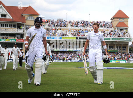 Les batteur d'Angleterre James Anderson (à gauche) et Joe Root (à droite) quittent le terrain à l'intervalle du déjeuner contre l'Inde au cours du quatrième jour du premier match test d'Investec à Trent Bridge, Nottingham. Banque D'Images