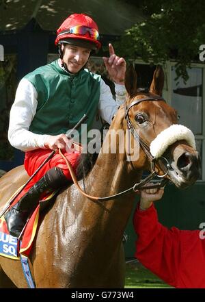 L'équipe King's Welcome de la Grande-Bretagne et d'Irleand porte le jockey Richard Hughes après avoir remporté le défi Carvill Shergar Cup 3.50 dans la coupe Blue Square Shergar à Royal Ascot dans le Berkshire. La troisième victoire de la journée pour Richard Hughes. Banque D'Images