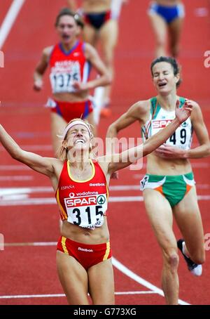 Agonie pour Sonia O'Sullivan d'Irlande (r) alors qu'elle est prise sur la ligne et battue dans les 5000m par Marta Dominguez d'Espagne pendant les championnats européens d'athlétisme au stade olympique de Munich, en Allemagne. Banque D'Images
