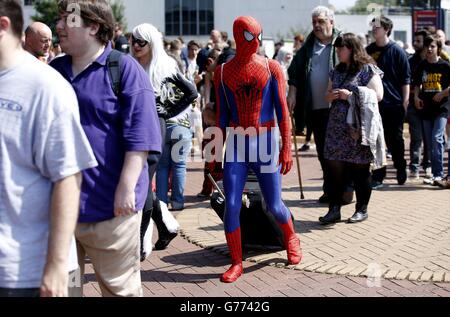 Un visiteur du film de Londres et du Comic con 2014 vêtu d'un Spider Man arrive à Earls court Two, Londres, où l'événement se déroule. Banque D'Images