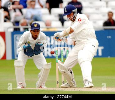 Alec Stewart, batteur d'Angleterre, a coupé quatre coups de Harbhajan Singh en Inde au cours du quatrième jour du deuxième match de Npower Test entre l'Angleterre et l'Inde à Trent Bridge, Nottingham. Banque D'Images