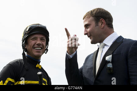 Frankie Dettori (à gauche) parle à Wes Welker, grand receveur de l'équipe NFL les Broncos de Denver, propriétaire de Undraft qui a couru dans la course Darley July Cup lors de la journée Darley July Cup du Festival de juillet à l'hippodrome de Newmarket. Banque D'Images