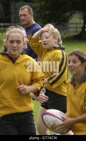 Richard Hill, les Saracens et les Anglais avant de suivre une séance d'entraînement avec l'équipe de rugby pour dames de Camberey au terrain de loisirs Watchetts à Camberley, Surrey.* le fullback de Camberley Catharine Simonds a gagné la session pour son équipe après avoir gagné une Competion parrainée PAR POWERGEN sur le site scrum.com. Banque D'Images