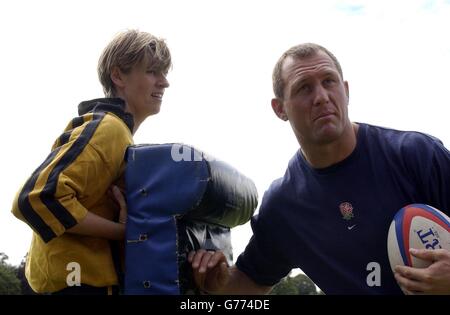 Catharine Simonds, 29 ans, d'Aldershot, prend la tension, tandis que Richard Hill, les Saracens et l'Angleterre prendrent une séance d'entraînement au terrain de loisirs Watchetts à Camberley, Surrey, avec l'équipe de rugby pour dames de Camberey. * Catharine a gagné la session pour son équipe après avoir suivi une Competion parrainée PAR POWERGEN sur le site scrum.com. Banque D'Images