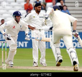 Désespoir pour l'Inde Harbhajan Singh comme l'Angleterre Craig White (à gauche) ajoute des courses avec le partenaire Steve Harmison pendant le quatrième jour du deuxième Npower Test match entre l'Angleterre et l'Inde à Trent Bridge, Nottingham. Craig White a 97 pas dehors alors que l'Angleterre a marqué un total de 617 dans leurs premiers gains. Banque D'Images