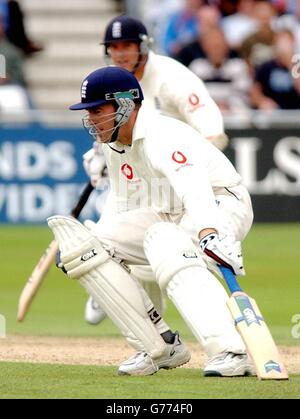 Le batteur d'Angleterre Craig White (à gauche) ajoute des courses avec le partenaire Mathew Hoggard au cours du quatrième jour du deuxième match de Npower Test entre l'Angleterre et l'Inde à Trent Bridge, Nottingham.Craig White a été 97 pas dehors avec le total de l'Angleterre à 617 dans les premiers gains. Banque D'Images