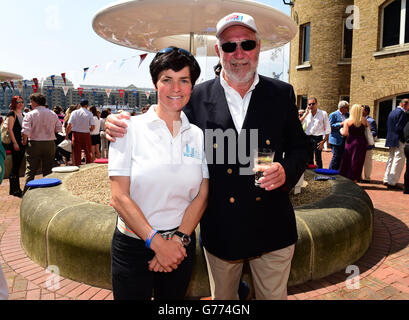 Le fondateur de la course Clipper Sir Robin KNOX-Johnston rencontre Dame Ellen MacArthur avant la fin de la course Clipper Round The World à Londres. Banque D'Images