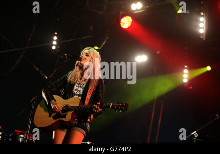 Nina Nesbitt se exécutant dans la tente de Wah Wah Wah du Roi Tut au Festival de musique de T in the Park à Kinross. Banque D'Images