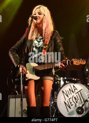 T dans le parc 2014 - jour 2.Nina Nesbitt se exécutant dans la tente de Wah Wah Wah du Roi Tut au Festival de musique de T in the Park à Kinross. Banque D'Images