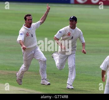 Michael Vaughan (à gauche), en Angleterre, célèbre avec son coéquipier Craig White, après un bon bowling, le batteur indien Sachin Tendulkar pour 91, lors du cinquième et dernier jour du deuxième match de Npower Test entre l'Angleterre et l'Inde à Trent Bridge. Banque D'Images