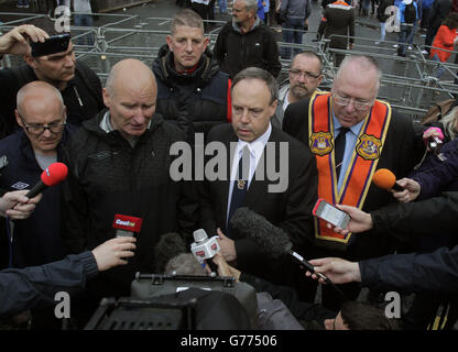 Le chef adjoint du DUP Nigel Dodds (au centre) le chef du PUP Billy Hutchinson (à gauche) et le Rév Mervyn Gibson parlent aux médias sur Woodvale Road après qu'un défilé de l'ordre d'Orange a été bloqué lors de son retour au chemin Crumlin adjacent au quartier nationaliste Ardoyne dans le cadre de la 12e annéeDes célébrations de juillet, marquant la victoire du roi William III sur James II à la bataille de la Boyne en 1690. Banque D'Images