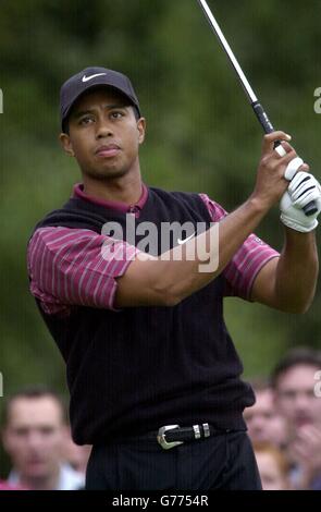 Tiger Woods, golfeur américain, réussit son tir au septième trou du parcours de golf de Mount Juliet, Co Kilkenny, République d'Irlande, lors du quatrième tour du championnat American Express 2002. * Woods a commencé son tour en tête avec dix-neuf sous par et se tenait à vingt-deux sous après le septième. Banque D'Images