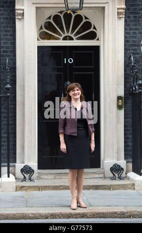 le secrétaire à l'éducation Nicky Morgan arrive à Downing Street, Londres, alors que le Premier ministre David Cameron commence à mettre en place sa nouvelle équipe ministérielle. Banque D'Images