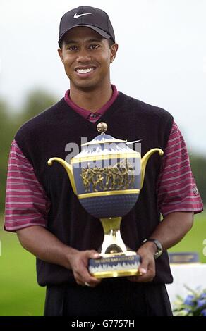 Le Tiger Woods des États-Unis détient la « coupe Gene Sarazen », après avoir remporté le championnat American Express 2002, au parcours de golf Mount Juliet, Co Kilkenny, République d'Irlande. * Bois terminé avec un total final de 25-under-par, un tir à l'écart de South African Retief Goosen deuxième sur 24-under. Banque D'Images