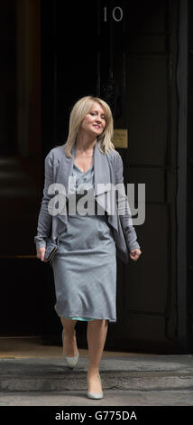 Le ministre de l'emploi et des déficiences, Esther McVey, quitte le 10 Downing Street, Londres, alors que le Premier ministre David Cameron commence à mettre en place sa nouvelle équipe ministérielle. Banque D'Images